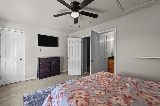 Building Photo - Charming and updated Virginia Beach townho...