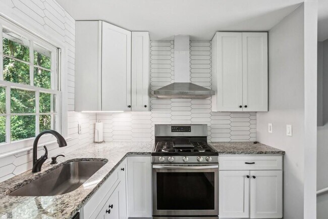 Building Photo - 2647 Hatfield Cir SE