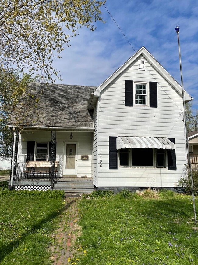 Building Photo - 4 Bedroom House with Fenced in Yard!