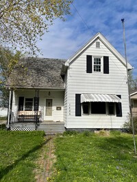 Building Photo - 4 Bedroom House with Fenced in Yard!