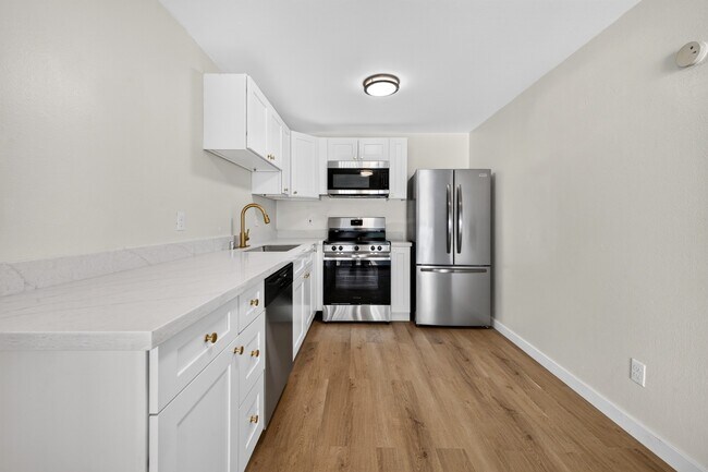 Building Photo - Renovated 2 bedroom Duplex