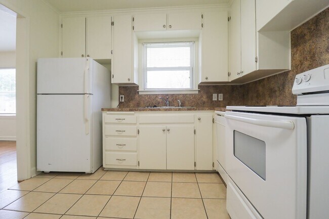 Building Photo - Beautiful Brookside duplex unit - NO PETS