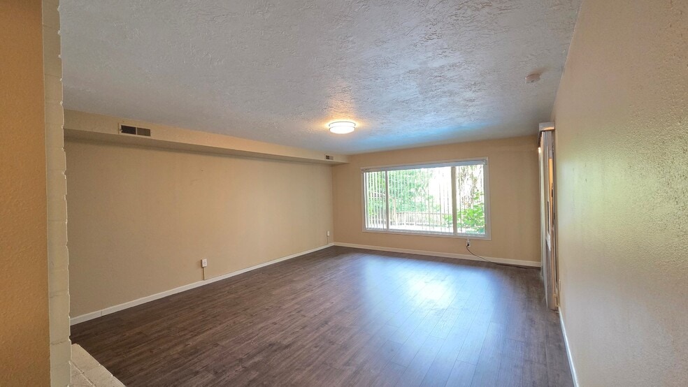 Building Photo - 16932 Greentree Ave