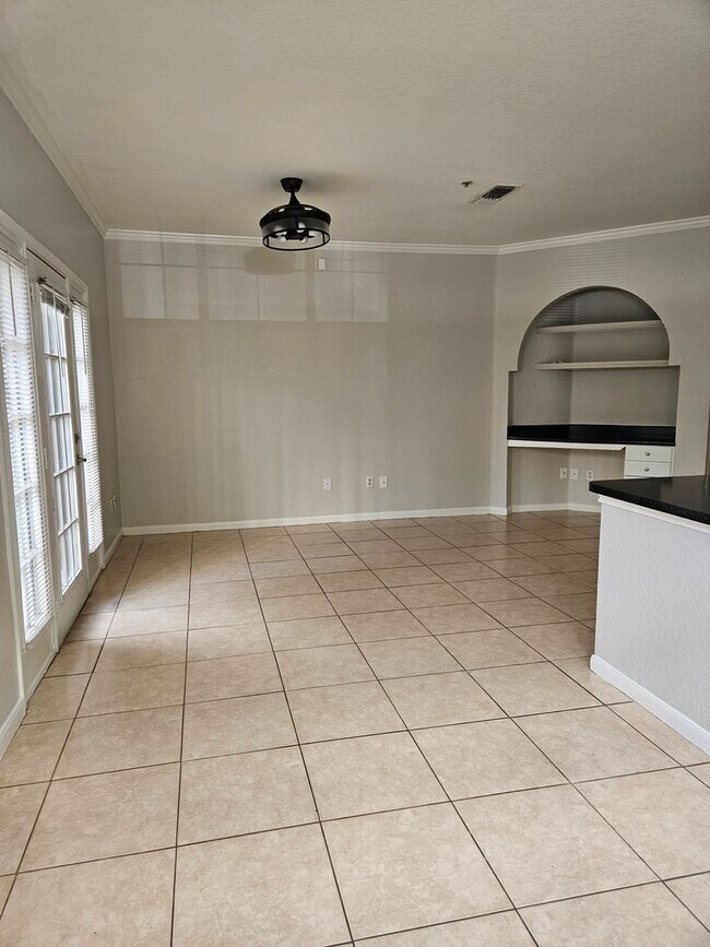 Building Photo - Available now 2/2 Condo Downtown Orlando - Free Water/Sewer/Trash! Pet Friendly!