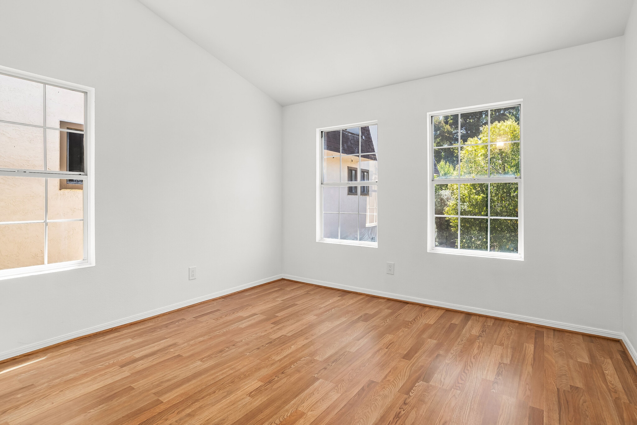 Building Photo - 523 B St