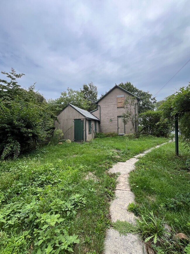 Building Photo - Spacious 4-5 Bedroom, 1.5 Bathroom 2-Story...