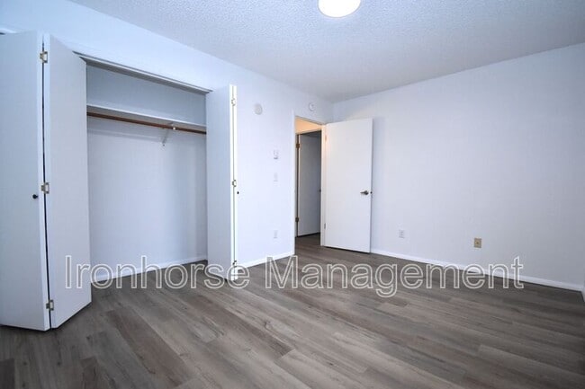 Building Photo - 811 W Villard St