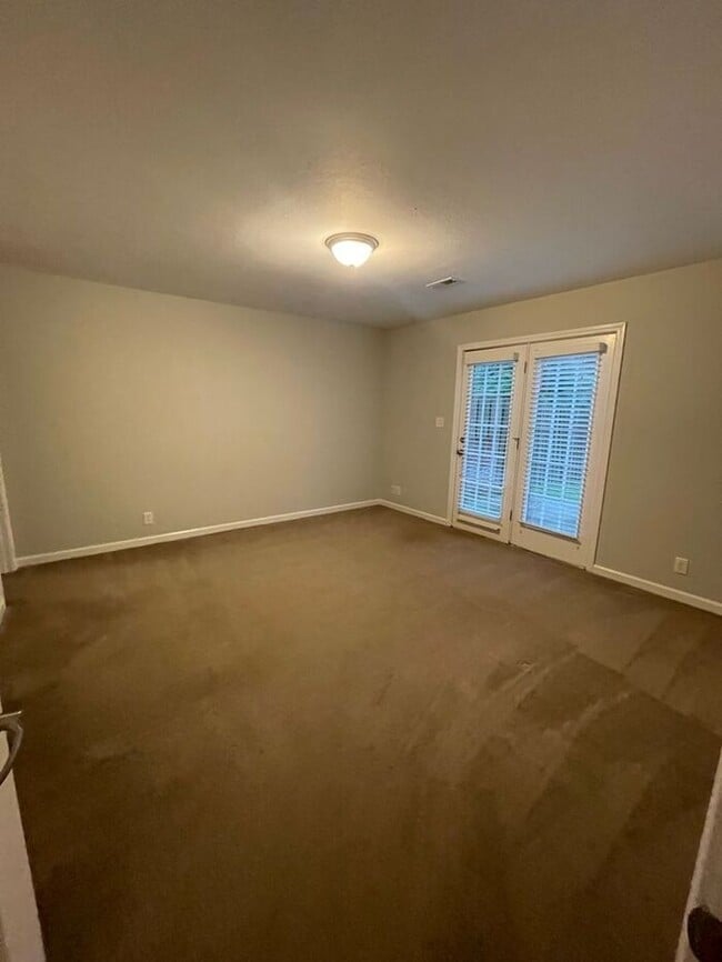 Building Photo - 3 bed, 2 bath, 2 car garage w/ bonus room and fenced yard in W. Knoxville