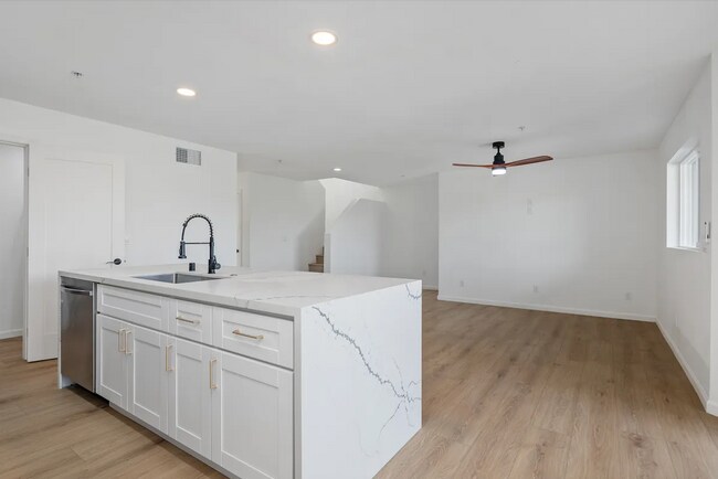 Building Photo - 4586 Hamilton St