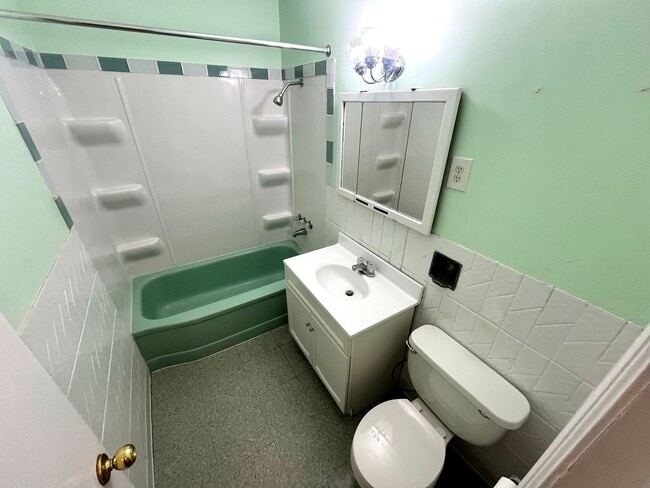 Building Photo - Charming 2 Bed / 1 Bath Home in Omaha – Fe...