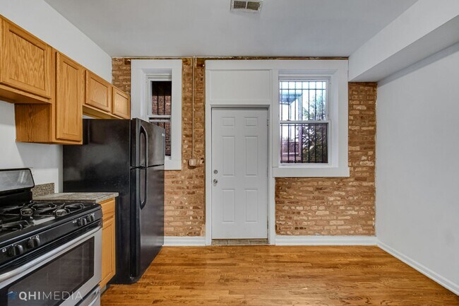 Building Photo - Great Apartment, Lots of light and Exposed...