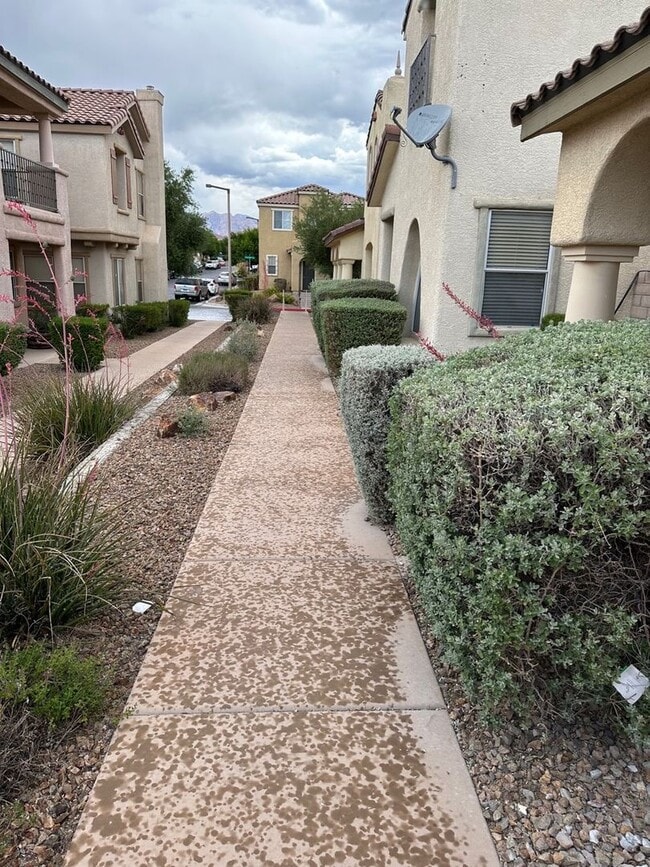 Building Photo - Single story town home with 3 bedrooms and 2 bath in Summerlin