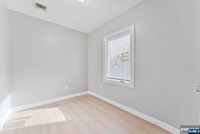 Building Photo - 16 John St