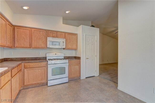 Building Photo - 10403 Madagascar Palm St