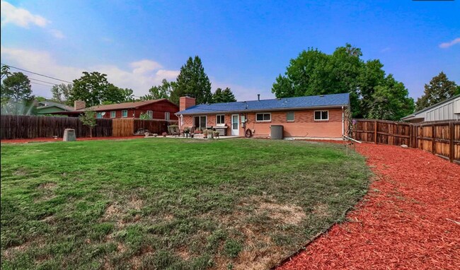 Building Photo - Huge room in a large shared home, private bathroom, great neighborhood, friendly roommates!