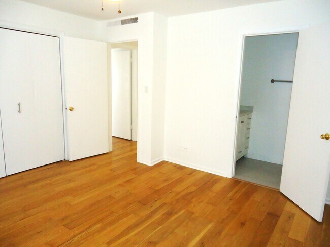 Building Photo - 2818 Dundee Rd