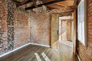 Building Photo - 606 Burgundy St