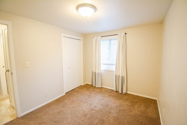 Building Photo - Ranch-style home with great fenced yard & patio!