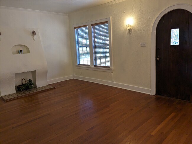 Living Room - 510 W Gramercy Pl