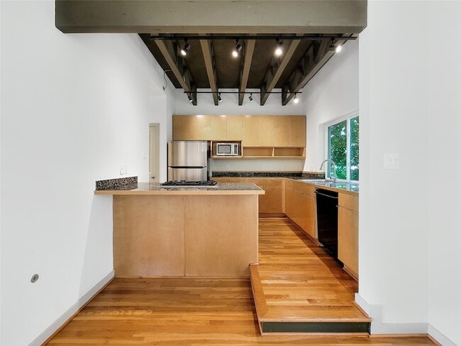 Building Photo - 321 E 20th St