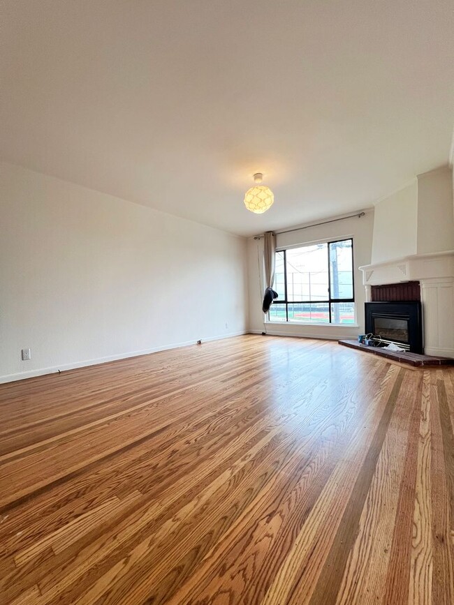 Building Photo - Charming Upstairs Unit in Desirable Parksi...