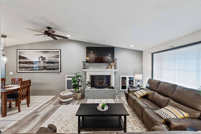 Building Photo - GORGEOUS 3 Bedroom (+BONUS ROOM!) 2 Bath Home with RV/Boat storage near beaches and shopping!