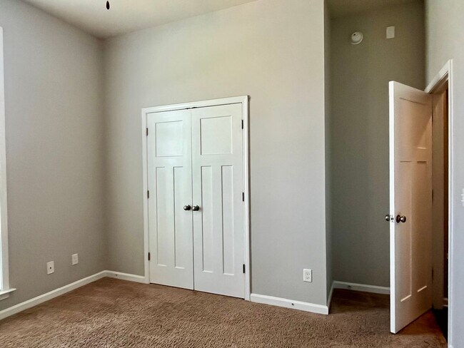 Building Photo - Deer Creek - 4BR/ 2 story/ 2500+SQFT