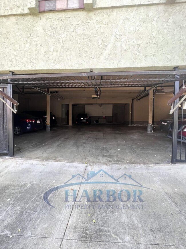 Building Photo - Spacious 2 Bedroom 1 Bathroom Upstairs Condo