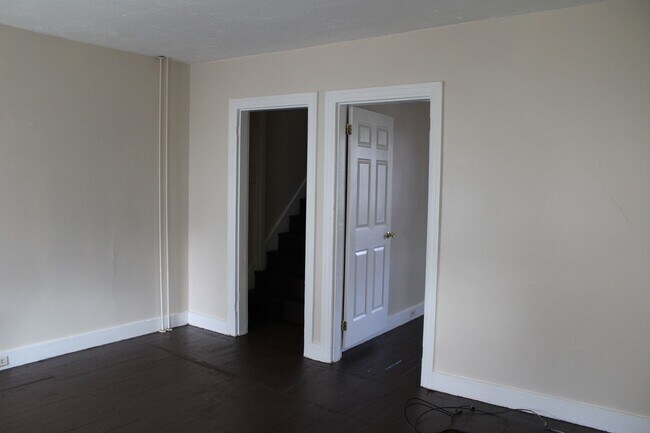 Building Photo - 2-Bedroom Second-Floor Apartment