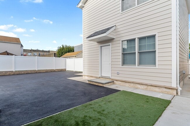 Building Photo - 6717 Madison St