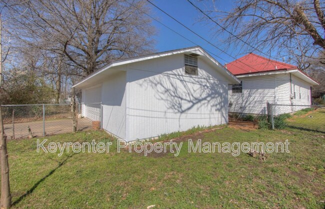 Building Photo - 323 E Will Rogers Blvd