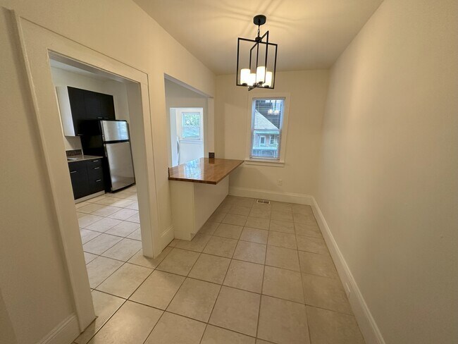 Building Photo - 605 Lamar Ave