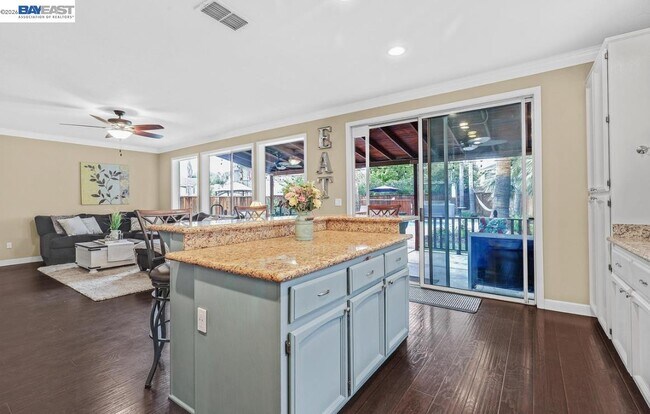 Building Photo - 828 Hollowbrook Dr