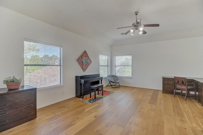Building Photo - 301 Winding Oak Ln S