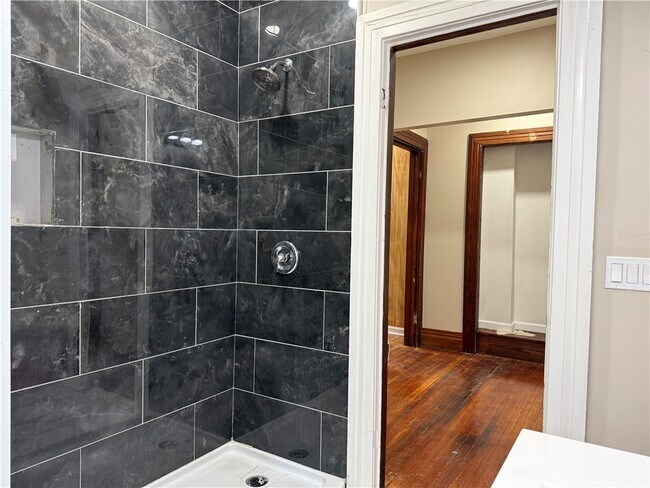 Building Photo - 483 Alexander St