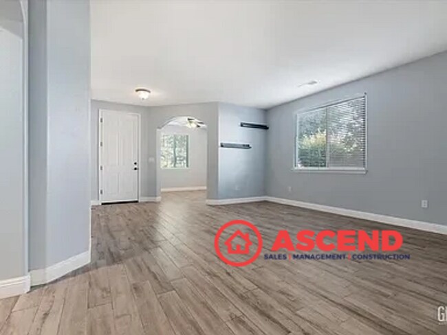 Building Photo - Stunning Home Home Off Jewetta Ave and Sno...