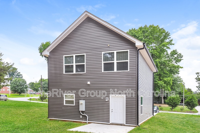 Building Photo - 828 Graylyn Dr