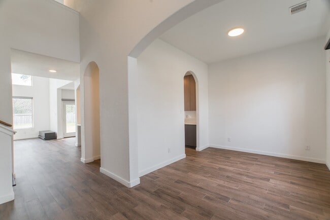 Building Photo - 102 E Lasting Spring Cir