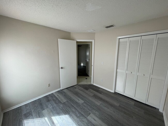 Building Photo - Available October 1st!  4 Bedroom, 2 Bathr...