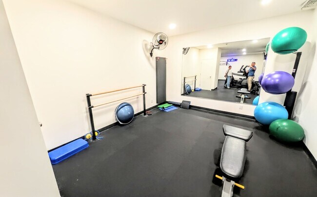 Building Photo - Annual UNfurnished Siesta Key Gulf front 2/2 condo with water views!