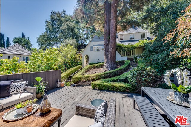 Building Photo - 8900 Hollywood Hills Rd