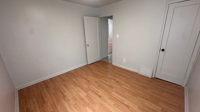 Building Photo - $895 - 2 bed 1 bath - Single Family Home