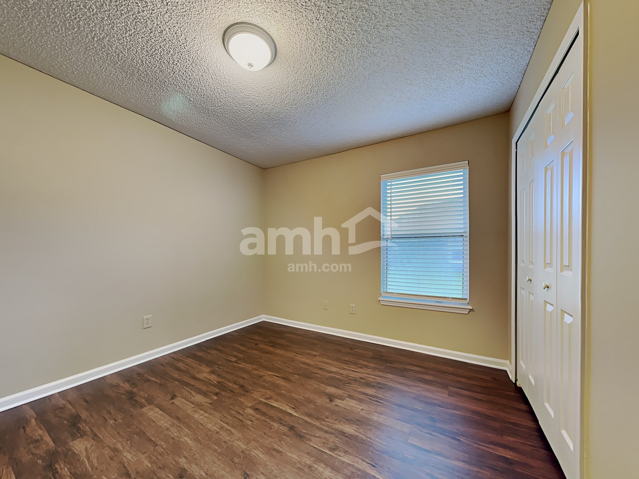 Building Photo - 1852 Willesdon Dr E