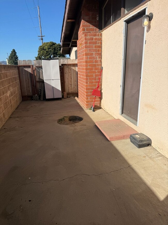 Building Photo - 401 N Lupine St