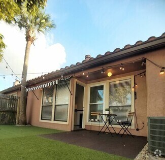 Building Photo - Beautiful 2/2 Towhhouse Feel Condo  x Rent...