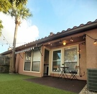 Building Photo - Beautiful 2/2 Towhhouse Feel Condo  x Rent...