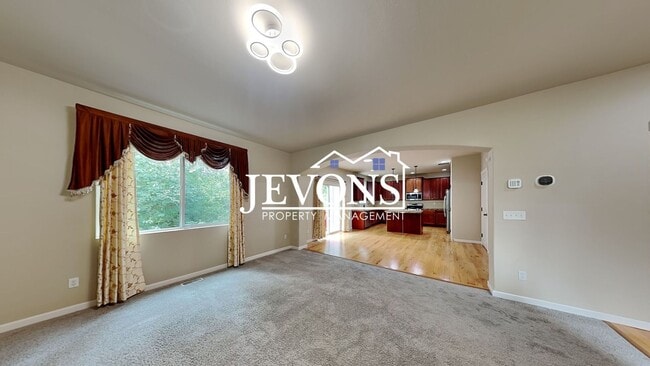 Building Photo - Spacious 5-bedroom home in a great community with 2-car garage, washer and dryer, just minutes fr...