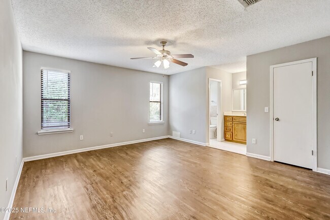 Building Photo - 10460 Roxbury Ln