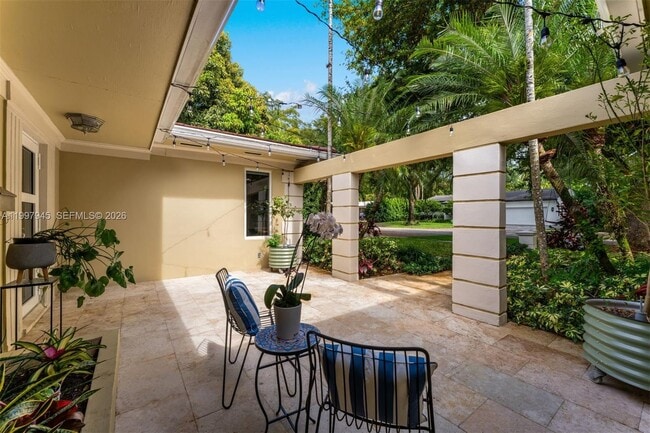 Building Photo - 611 Santurce Ave