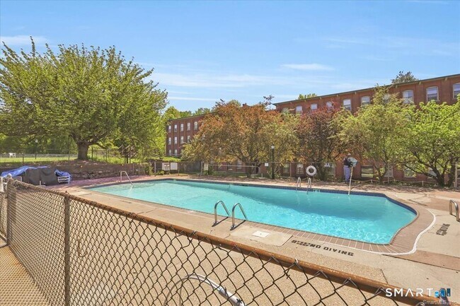 Building Photo - 222 Williams St E